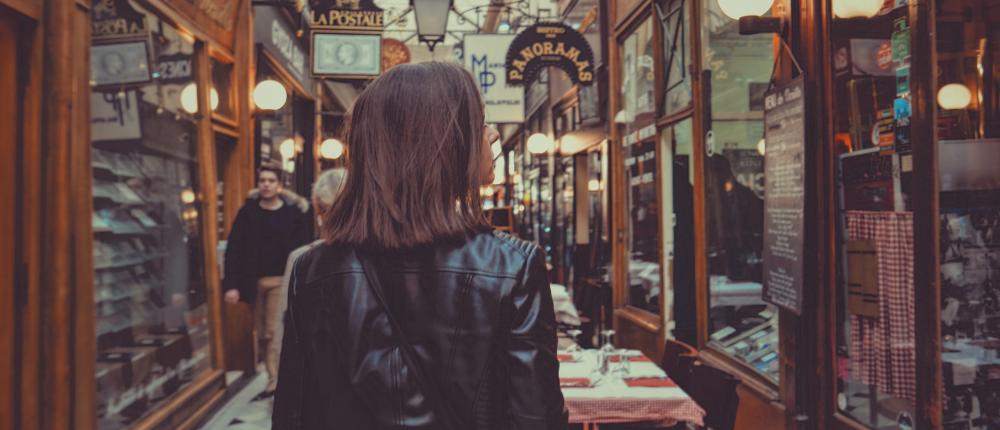 A l’abri, dans les passages couverts